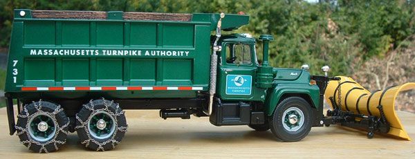 MASSACHUSETTS TURNPIKE R MACK DUMP W/ PLOW  FIRST GEAR  