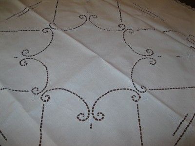 VINTAGE LACE TRIM & INSERT EMBROIDERED TABLE RUNNER  