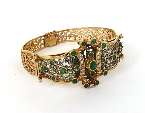 VINTAGE 18K 3.45 CTS DIAMONDS EMERALDS INTRICATE BANGLE  