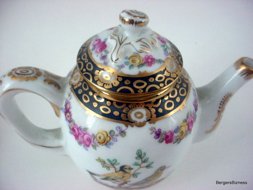 The Victoria & Albert Museum Porcelain Teapot   Franklin Mint 