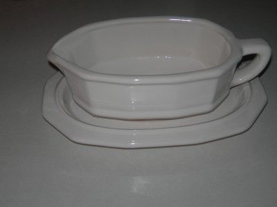 Pfaltzgraff Gravy Boat & Saucer Heritage White #433  