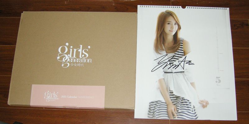 SNSD Girls Generation   2011 WALL Calendar Autographed  